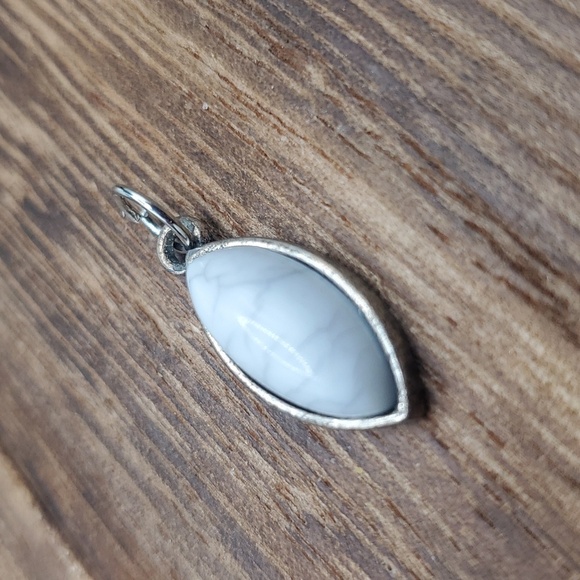 Sterling howlite native drop pendant - Picture 2 of 2